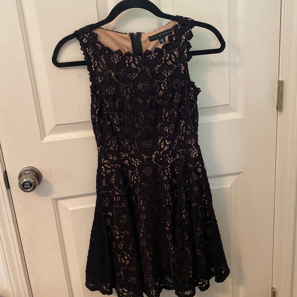 Black lace sleeveless dress